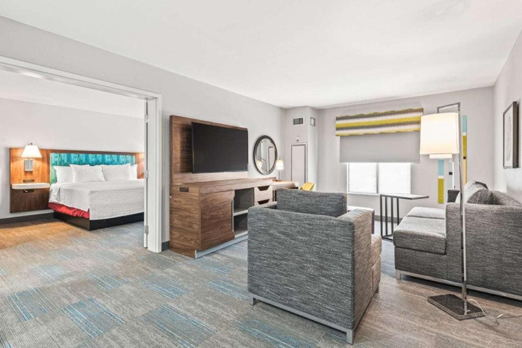 One-Bedroom King Suite with Kitchen - Non-Smoking room - Image 2