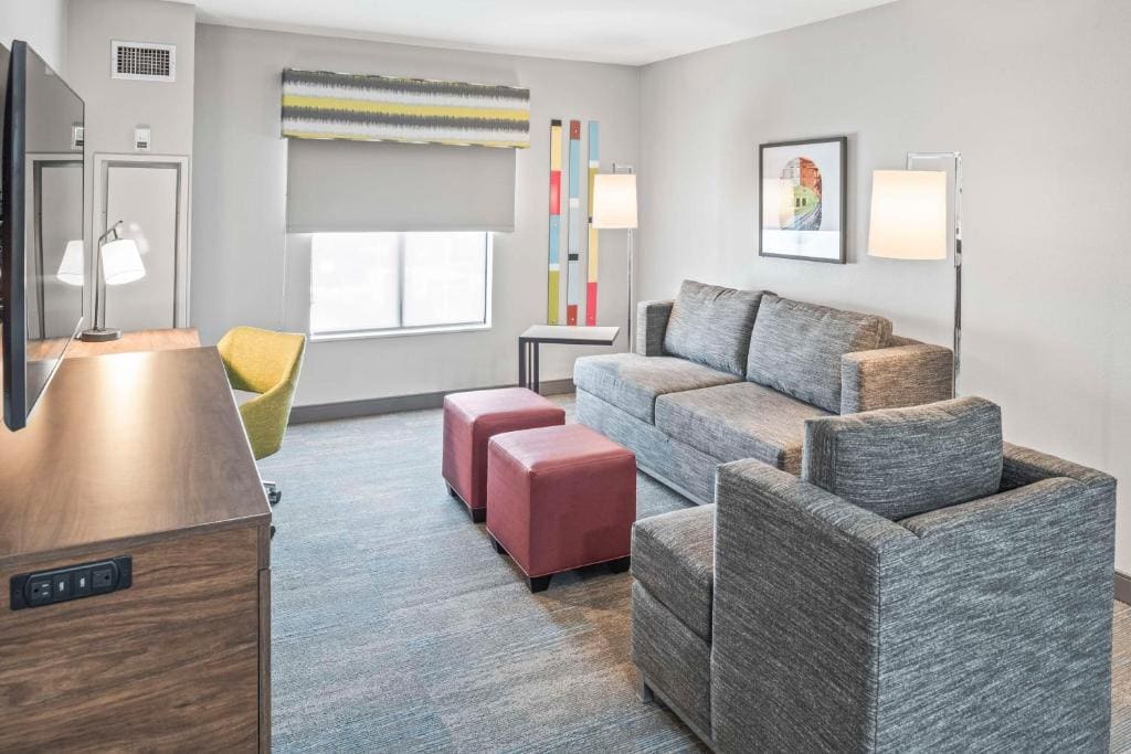 One-Bedroom King Suite with Kitchen - Non-Smoking room - Image 3