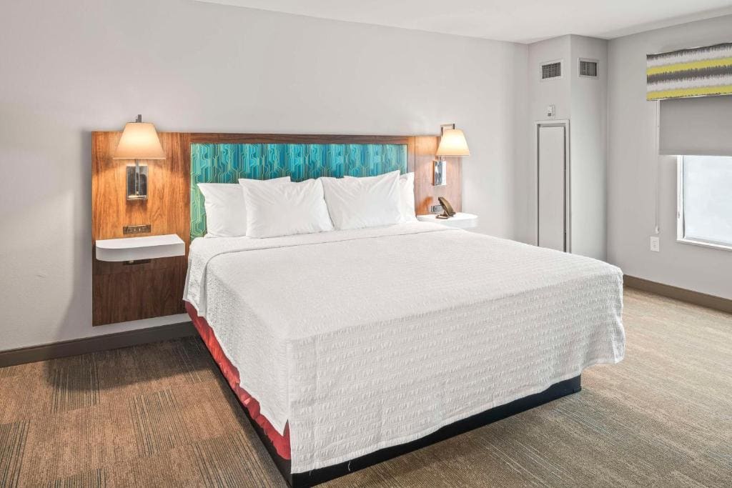 One-Bedroom King Suite with Kitchen - Non-Smoking room - Image 1