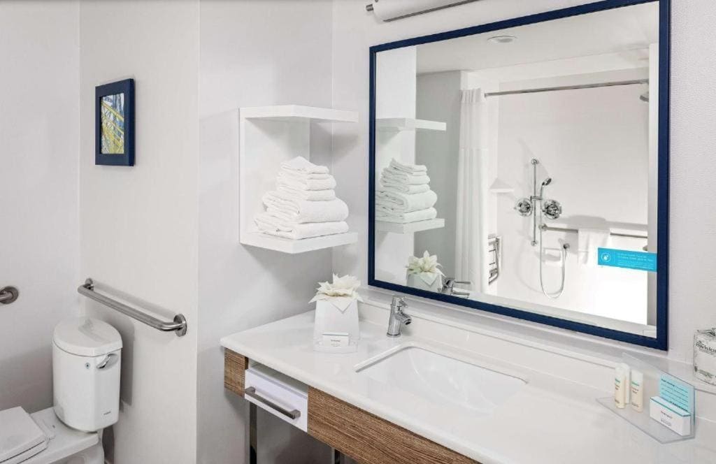 King Room with Accessible Tub - Mobility and Hearing Access/Non-Smoking room - Image 2