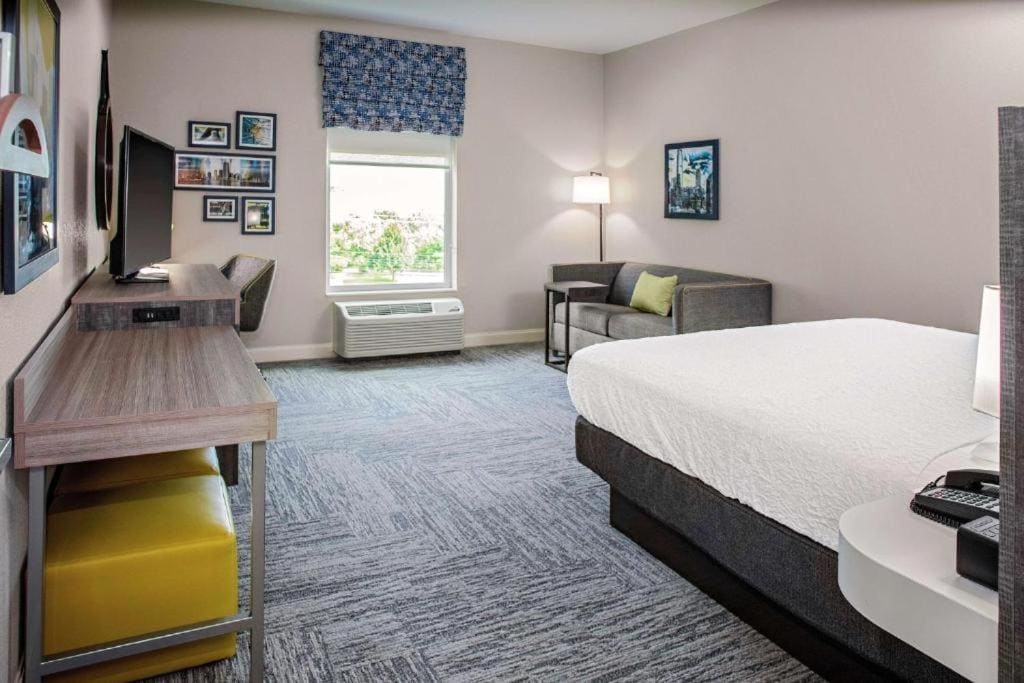 King Room with Accessible Tub - Mobility and Hearing Access/Non-Smoking room - Image 1