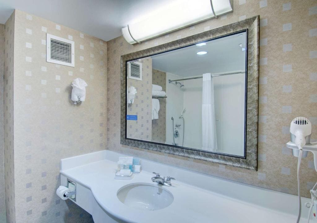 Room with Two Queen Beds - Non-Smoking room - Image 3