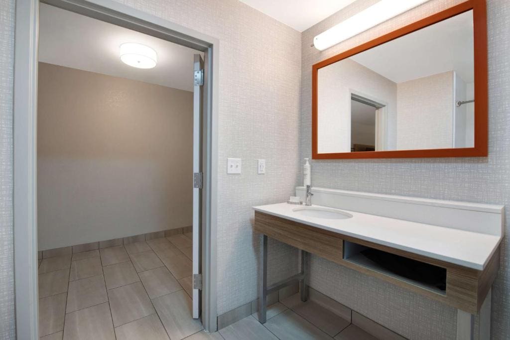 King Room with Accessible Tub - Mobility and Hearing Access/Non-Smoking room - Image 2