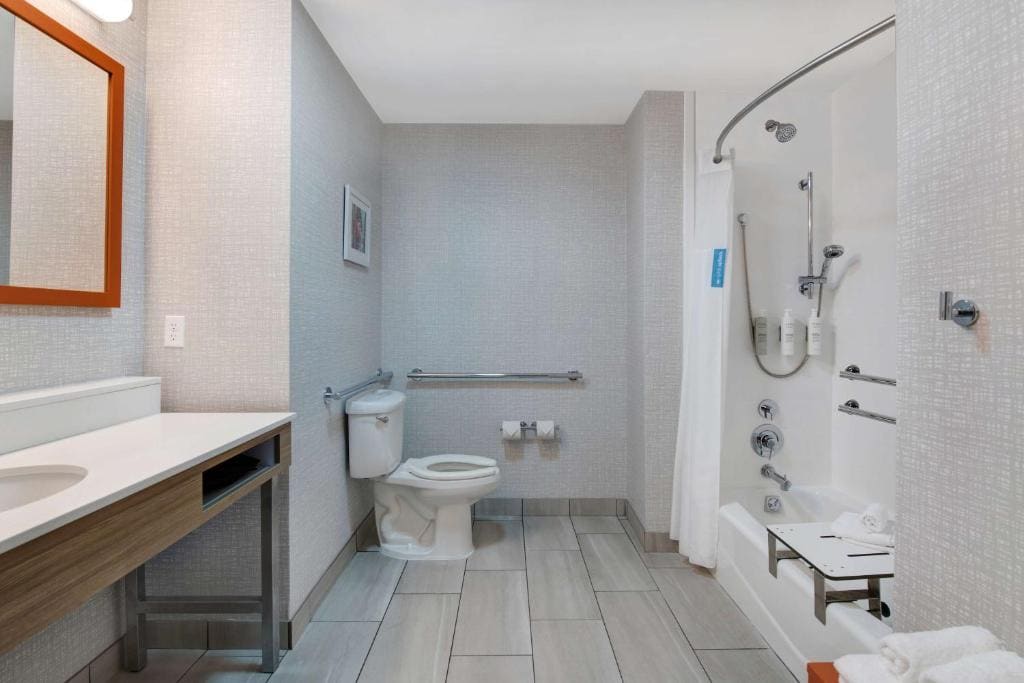 King Room with Accessible Tub - Mobility and Hearing Access/Non-Smoking room - Image 3