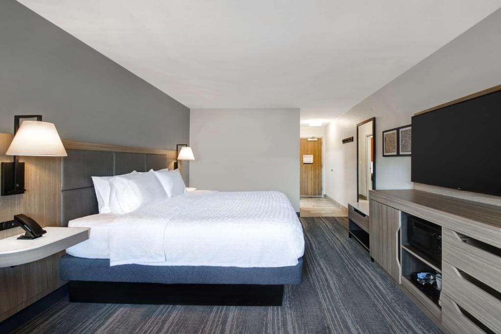 King Room - Hearing Access/Non-Smoking room - Image 1