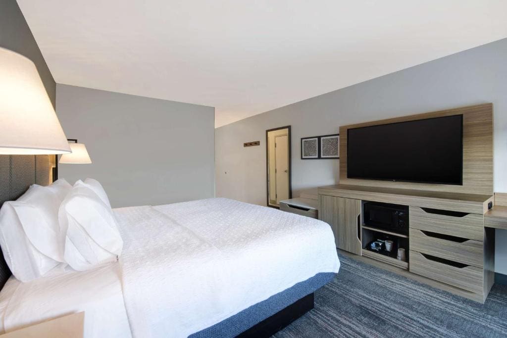 King Room - Hearing Access/Non-Smoking room - Image 2