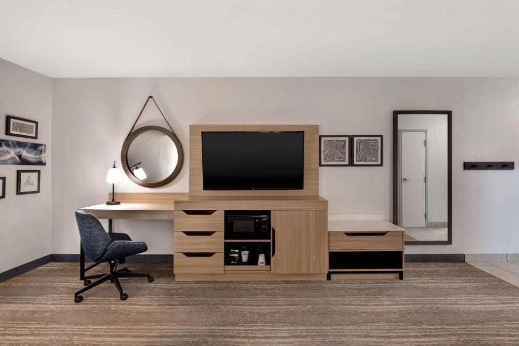 King Room with Accessible Tub - Mobility and Hearing Access/Non-Smoking room - Image 1