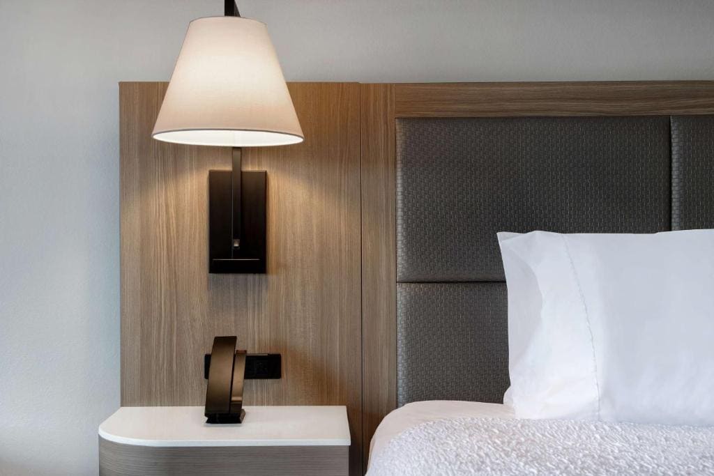 King Room - Hearing Access/Non-Smoking room - Image 3