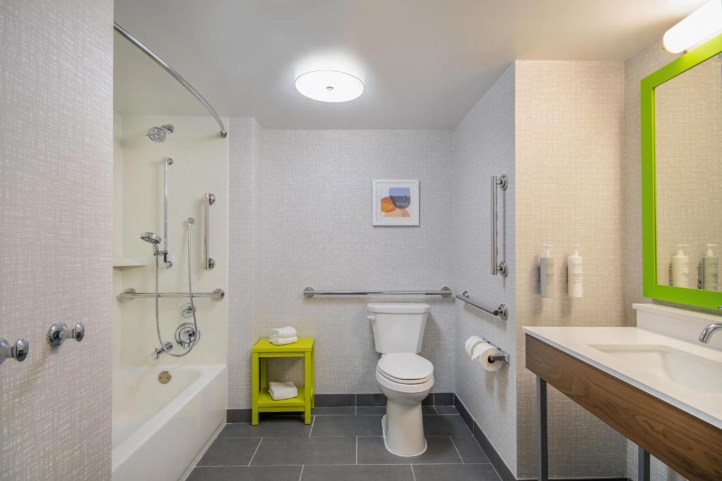 Queen Room with Two Queen Beds - Mobility Access/Non-Smoking room - Image 3