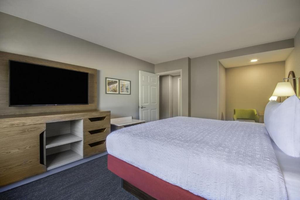 King Bedroom with Sofa Bed and Living Area room - Image 1