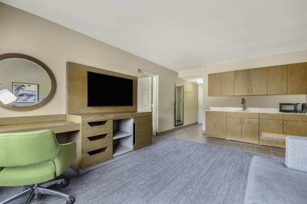One-Bedroom King Suite with Sofa Bed - Non-Smoking room - Image 3