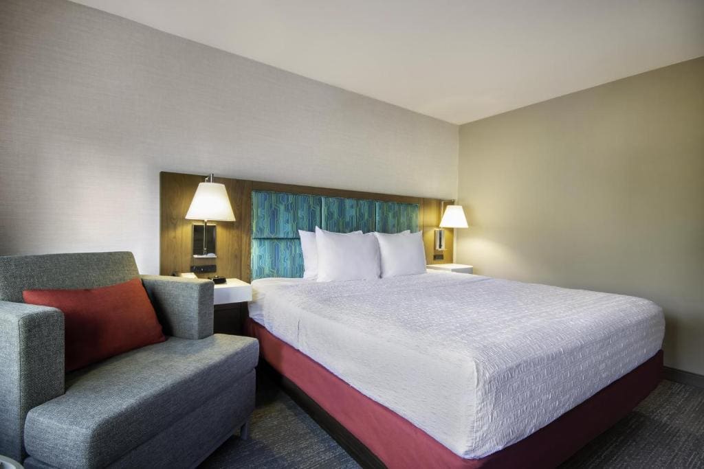 One-Bedroom King Suite with Sofa Bed - Non-Smoking room - Image 2