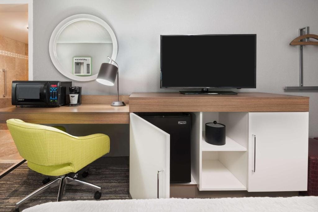 King Study with Sofa Bed and Whirpool - Non-Smoking room - Image 1