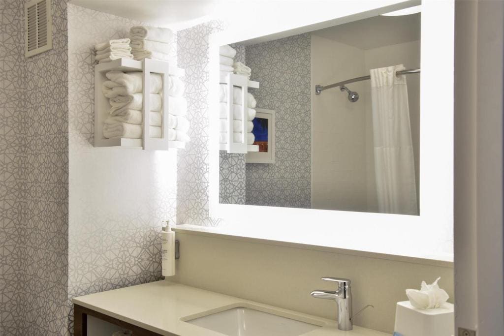 Queen Room with Two Queen Beds and Bath Tub room - Image 1