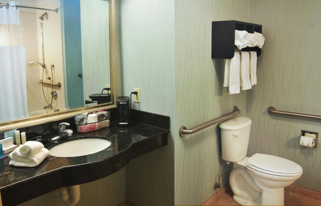 Queen Room with Two Queen Beds - Mobility and Hearing Access/Non-Smoking room - Image 2