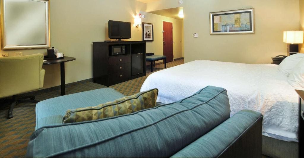 King Room with Accessible Tub - Mobility and Hearing Access/Non-Smoking room - Image 1