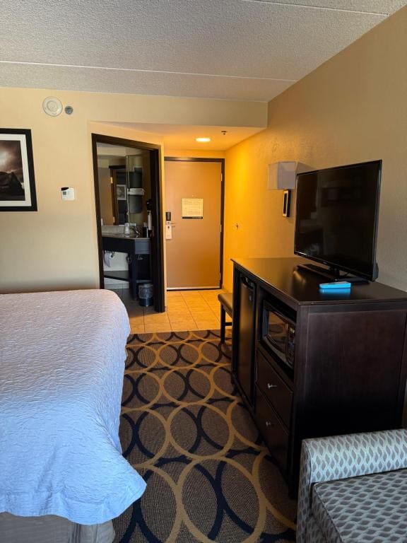 King Room with King Bed - Non-Smoking room - Image 2