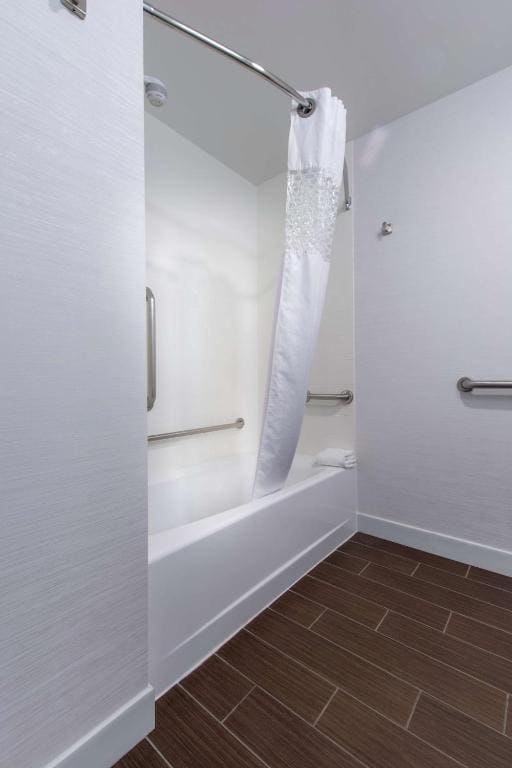 King Suite with Roll-In Shower - Mobility and Hearing Access/Non-Smoking room - Image 1