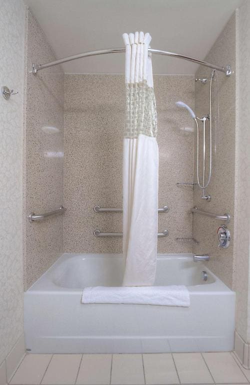 Suite with Two Queen Beds and Bath Tub - Mobility and Hearing Access/Non-Smoking room - Image 2