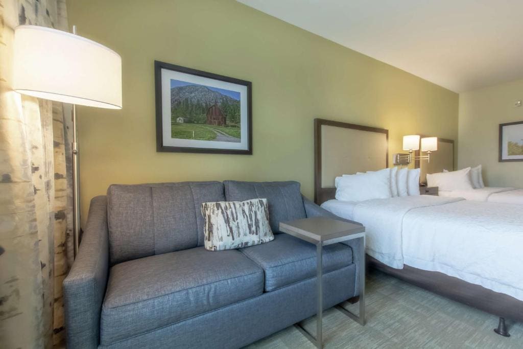 Suite with Two Queen Beds and Bath Tub - Mobility and Hearing Access/Non-Smoking room - Image 1