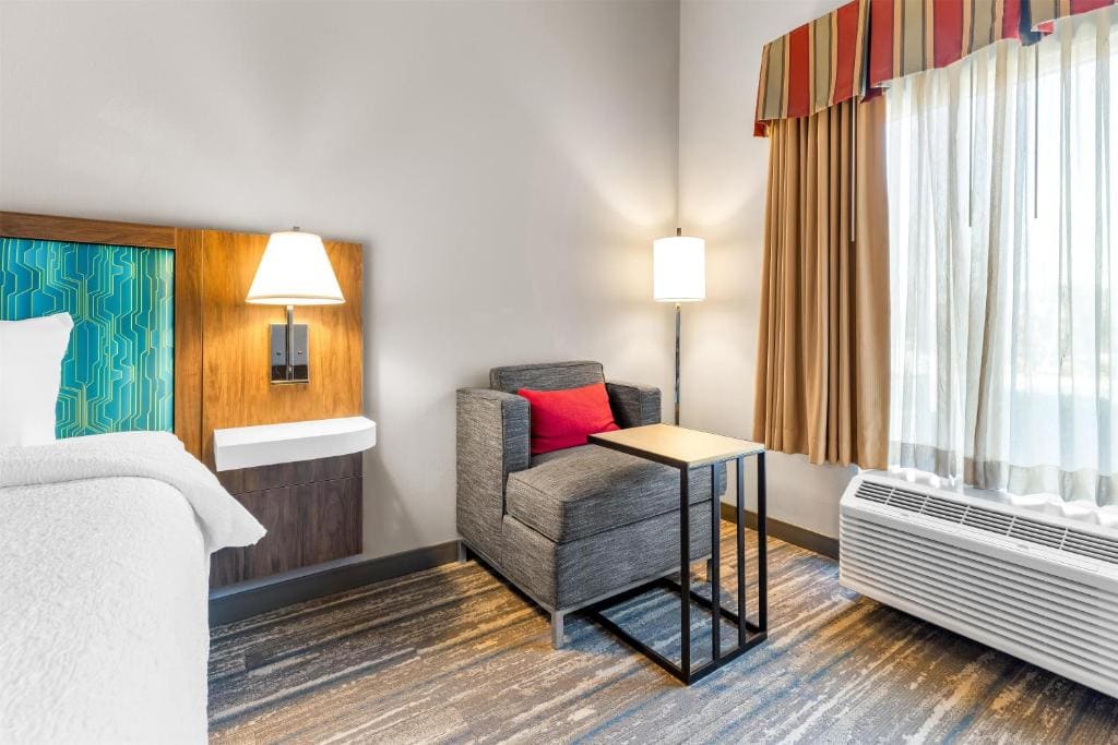 King Room with King Bed - Non-Smoking room - Image 3