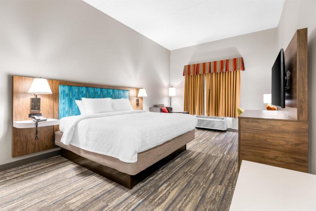 King Room with King Bed - Non-Smoking room - Image 1