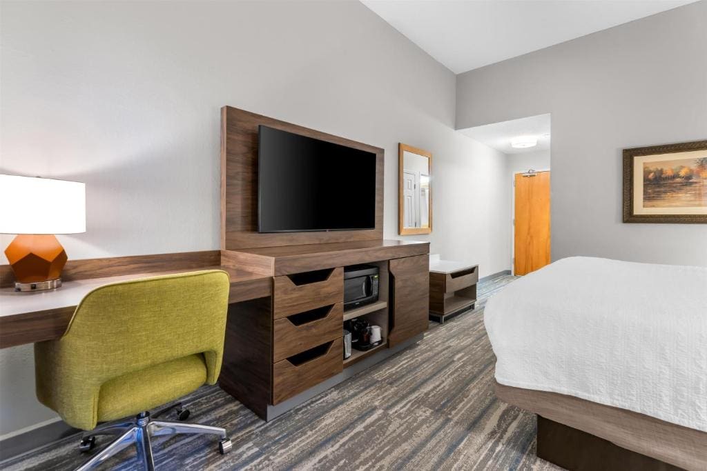 King Room with King Bed - Non-Smoking room - Image 2