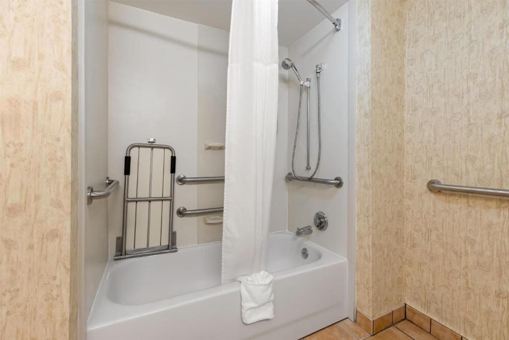 Queen Room with Two Queen Beds - Mobility Access/Non-Smoking room - Image 3