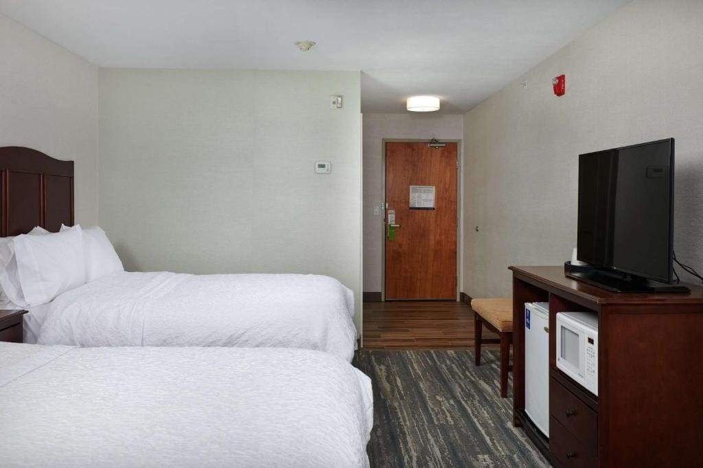 Queen Room with Two Queen Beds - Non-Smoking room - Image 1