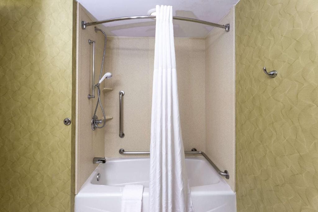 King Room with Accessible Tub - Mobility and Hearing Access/Non-Smoking room - Image 2