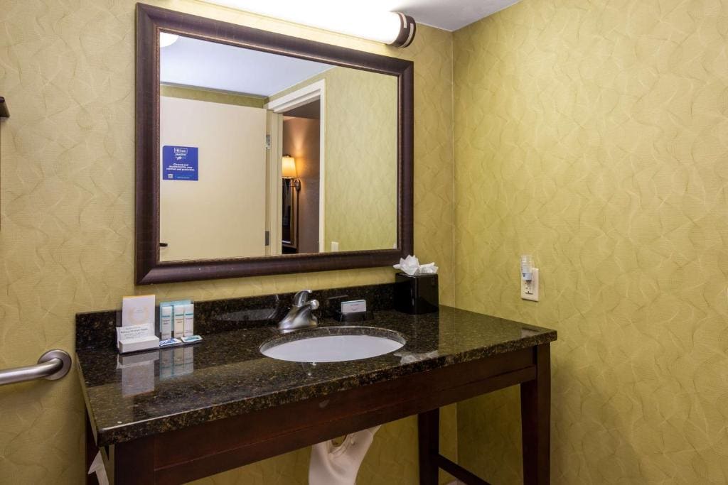 King Room with Accessible Tub - Mobility and Hearing Access/Non-Smoking room - Image 1