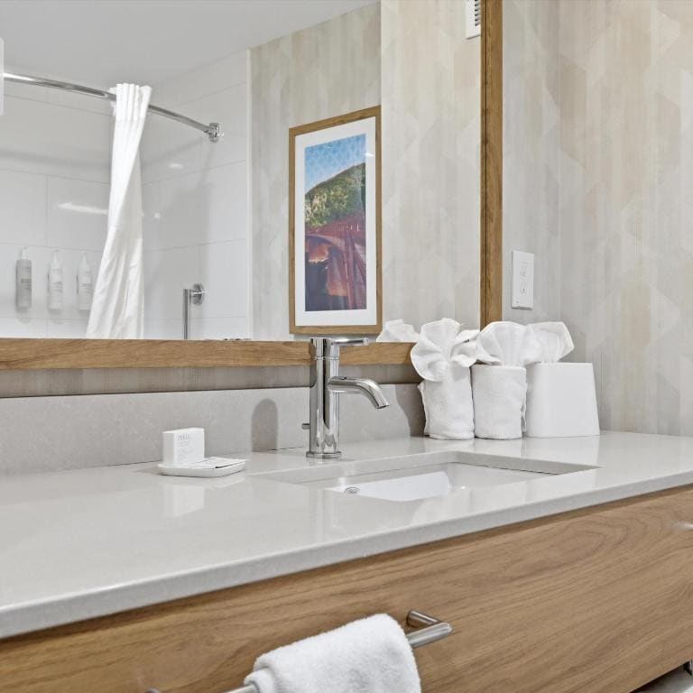King Room - Hearing Access/Non-Smoking room - Image 1