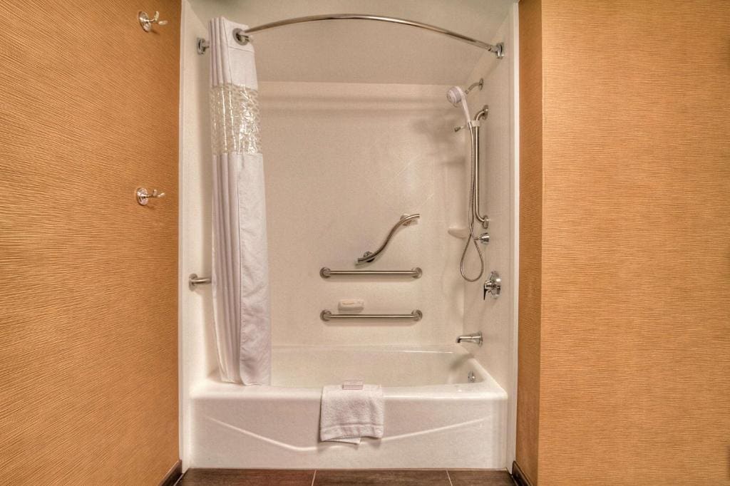 Queen Room with Bath Tub - Disability Access/Non-Smoking room - Image 1