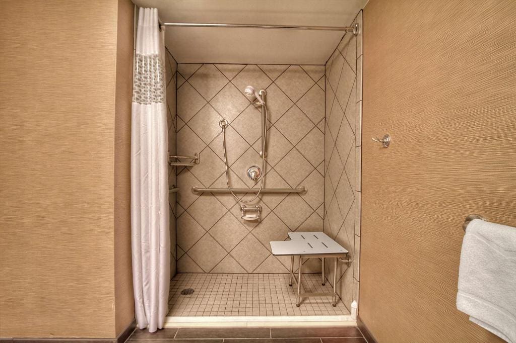 Room with Two Queen Beds - Non-Smoking room - Image 3