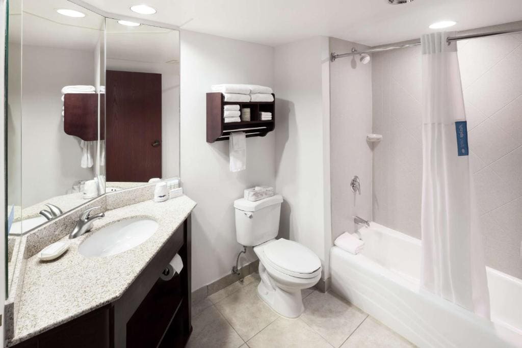 King Room with King Bed - Non-Smoking room - Image 3