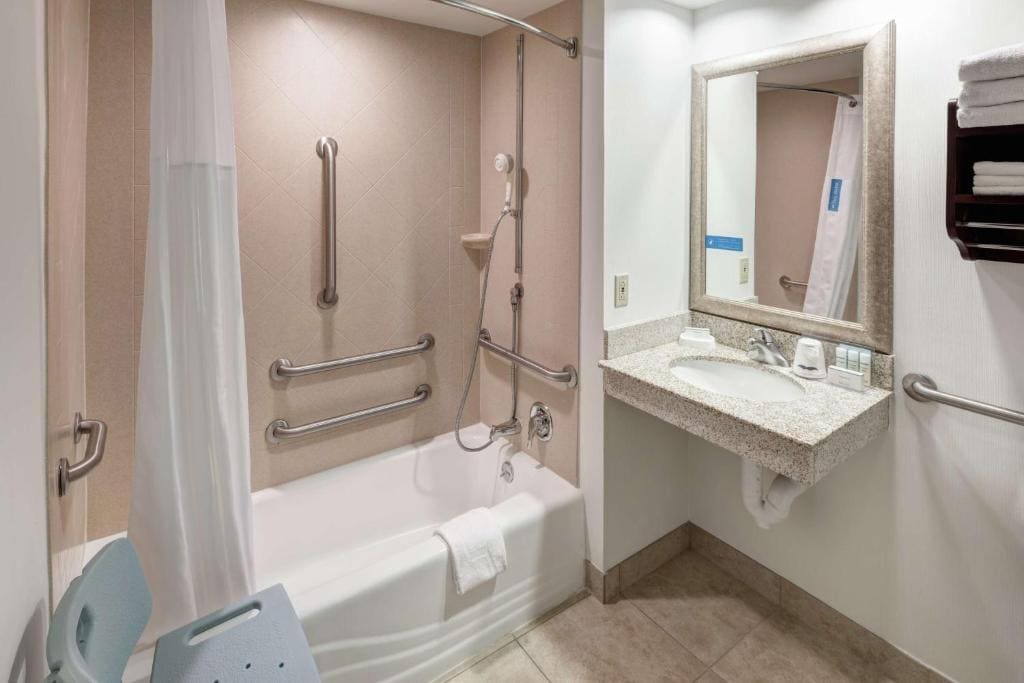 Queen Room with Two Queen Beds - Mobility Access/Non-Smoking room - Image 2