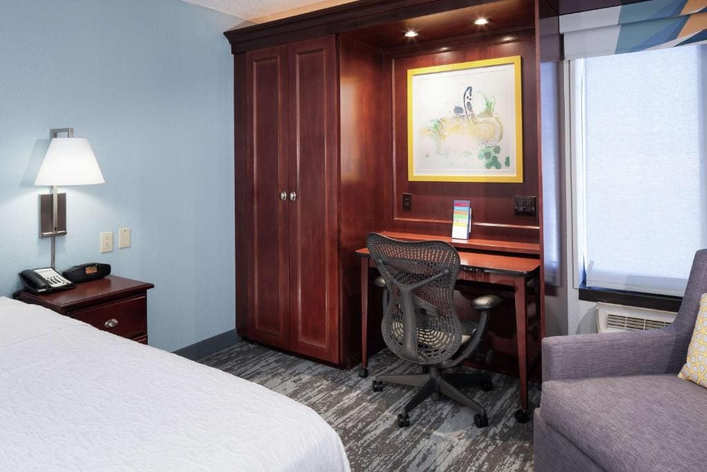 King Room with King Bed - Non-Smoking room - Image 2