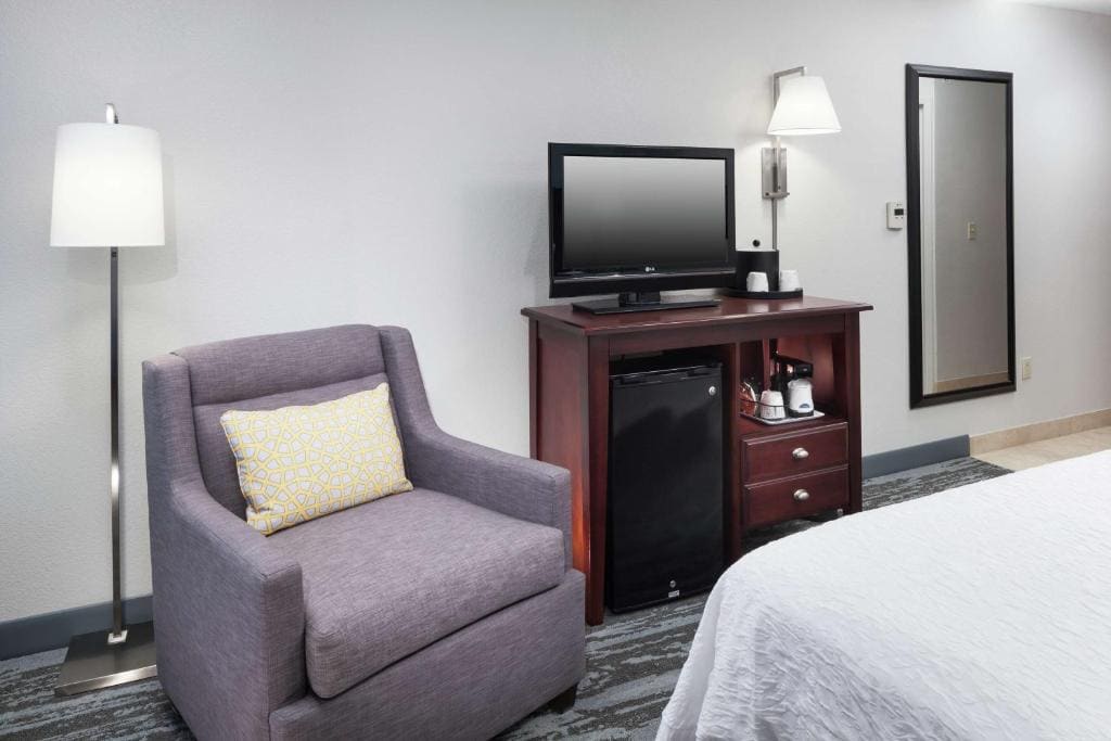 King Room with King Bed - Non-Smoking room - Image 1