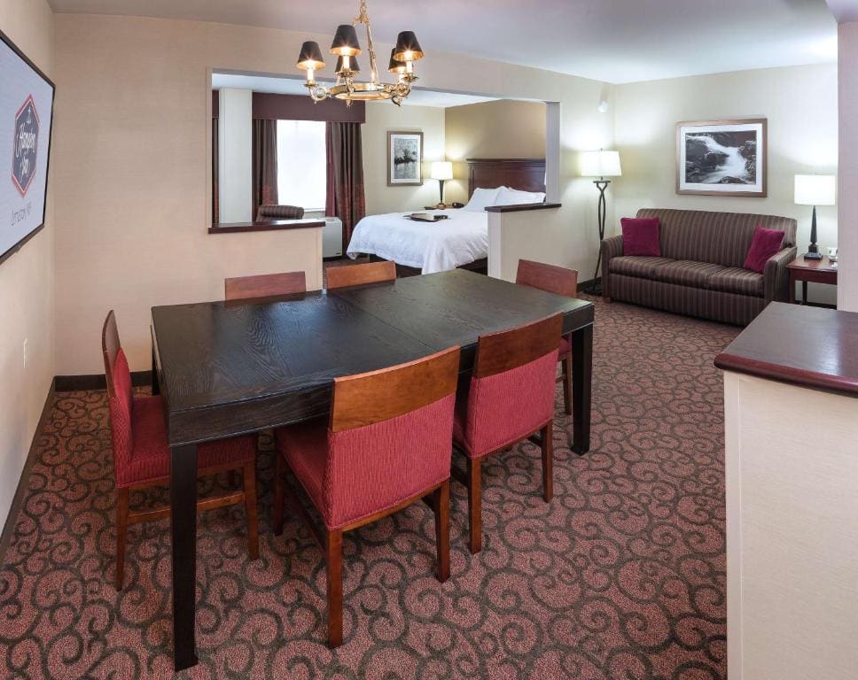 One-Bedroom King Suite - Non-Smoking room - Image 2