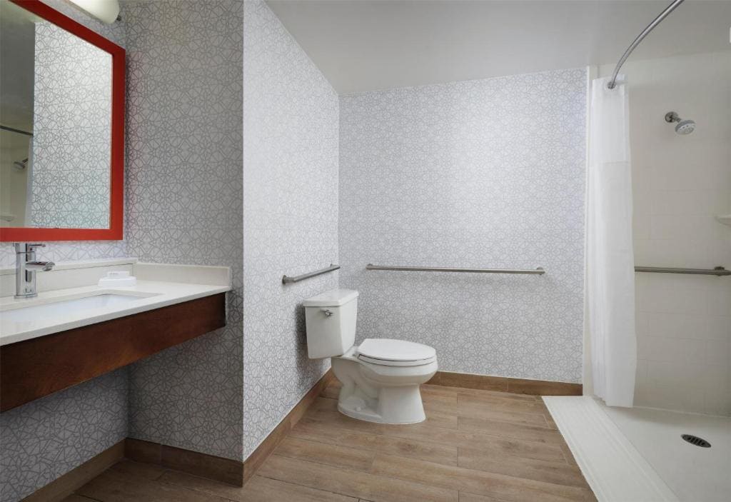 King Room with Roll-In Shower - Mobility and Hearing Access/Non-Smoking room - Image 1
