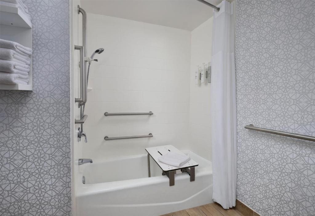 King Room with Accessible Tub - Mobility and Hearing Access/Non-Smoking room - Image 1