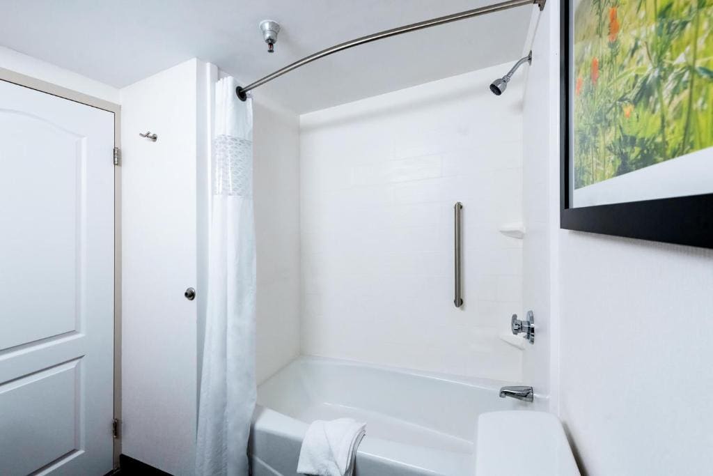 King Room with King Bed - Non-Smoking room - Image 3