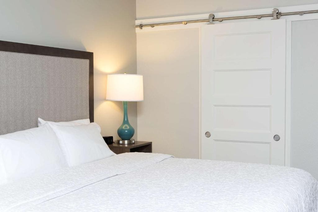 King Room with King Bed - Non-Smoking room - Image 2