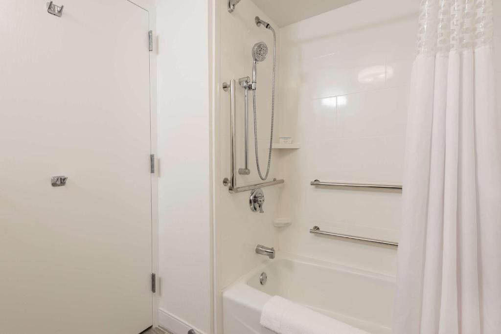Double Room with Bath Tub - Mobility Access/Non-Smoking room - Image 1