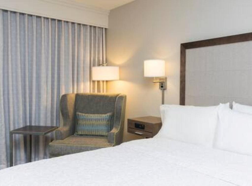 King Room with King Bed - Non-Smoking room - Image 3
