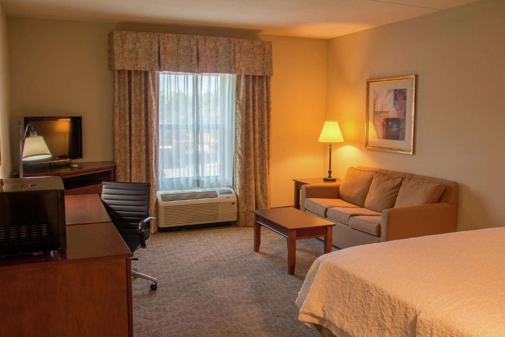 King Room with Roll-In Shower - Mobility Access/Non-Smoking room - Image 1