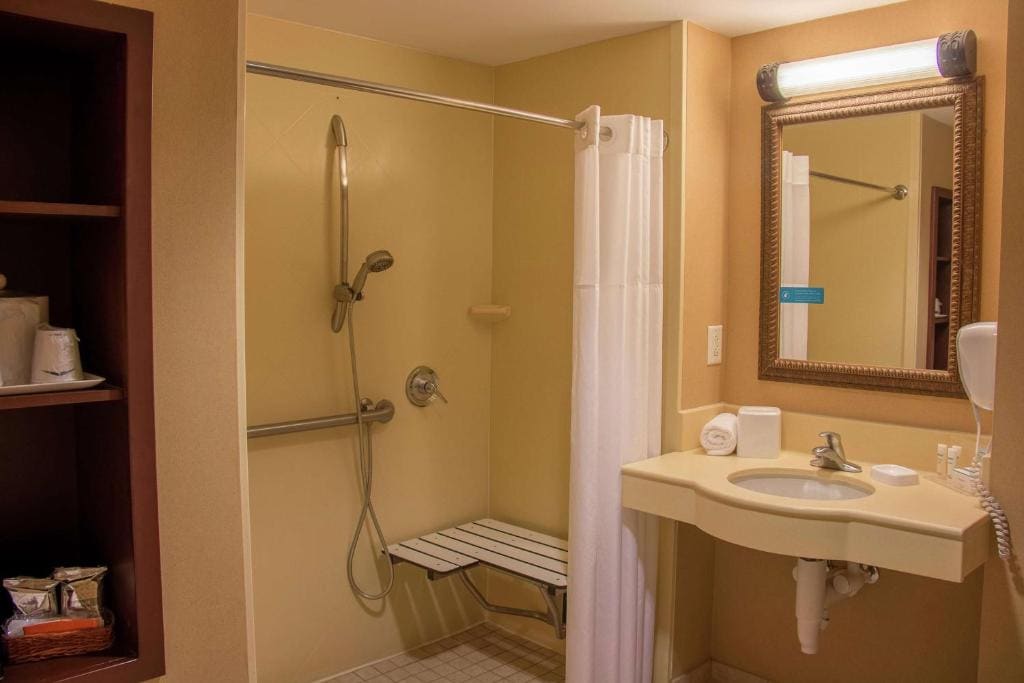 King Room with King Bed - Non-Smoking room - Image 3