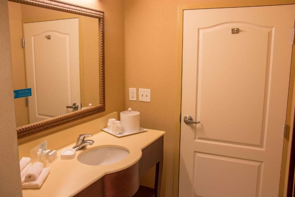 Room with Two Queen Beds - Non-Smoking room - Image 2