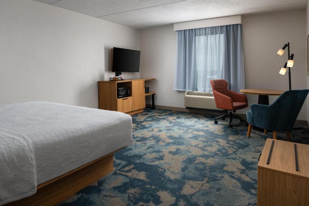 King Room with King Bed - Non-Smoking room - Image 3