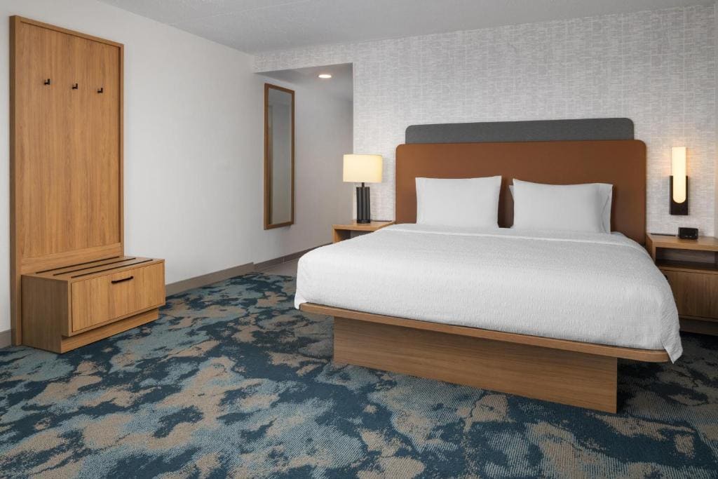 King Room with King Bed - Non-Smoking room - Image 2